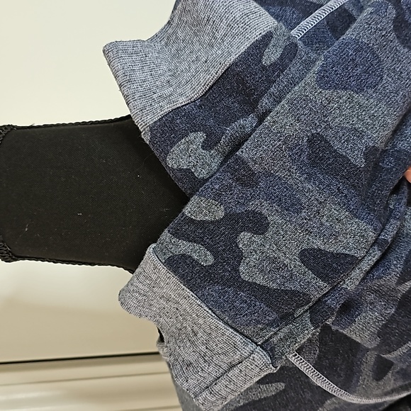 Blue camo oversized sweatshirt -fits 6-8 - Picture 3 of 5